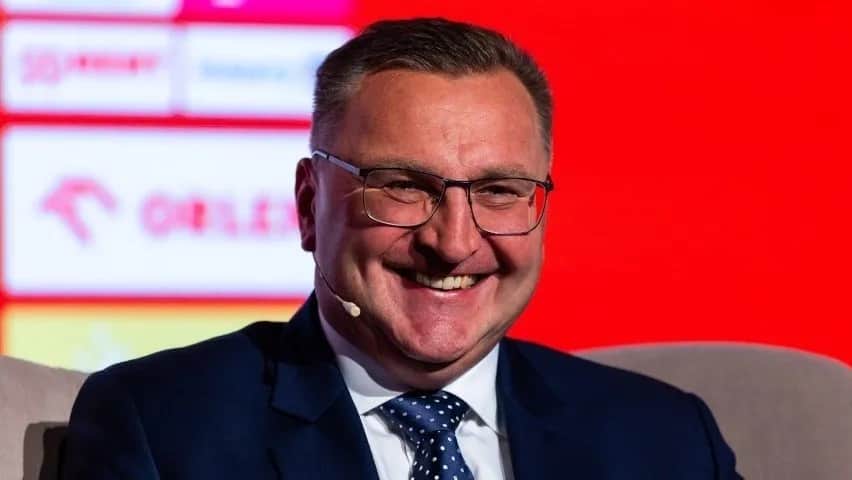 Ile zarabia Michniewicz? Zaskakujące różnice w jego pensji