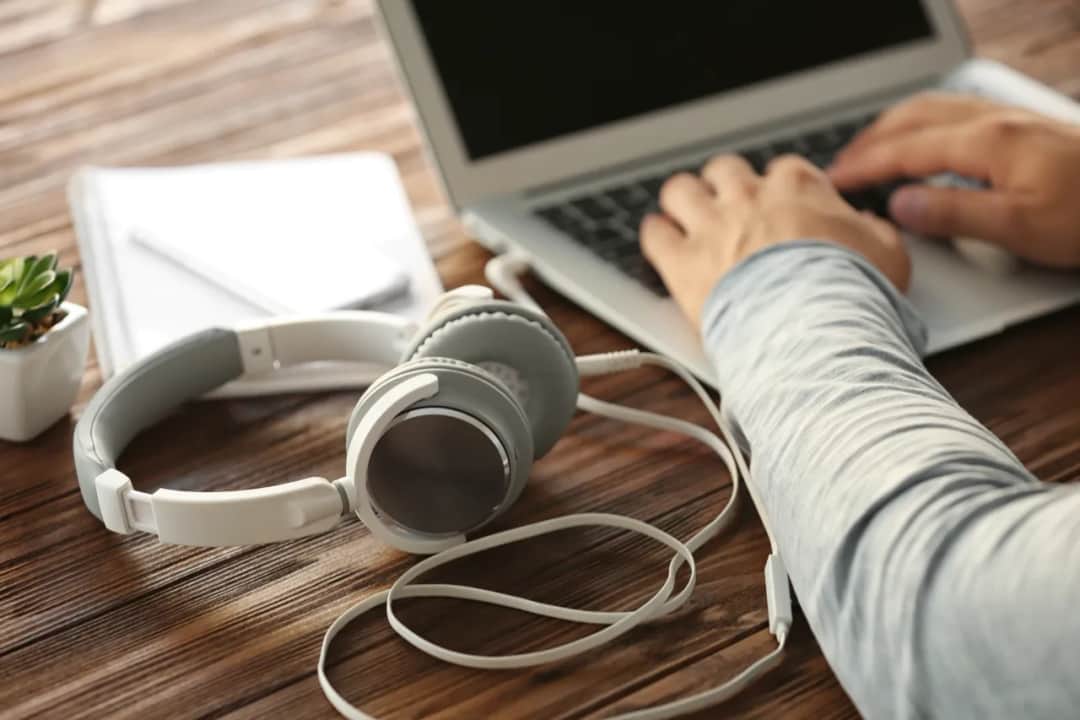 Jak bawią się znane osoby online? Poker, gry i inne wirtualne rozrywki gwiazd