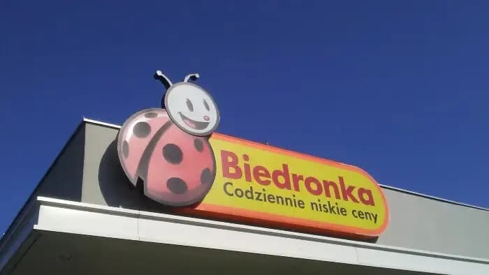 Ile zarabiają kasjerzy w Biedronce? Zaskakujące fakty o pensjach