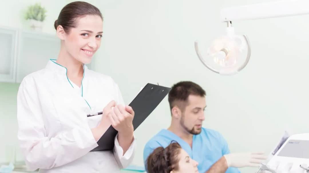 Ile zarabia asystentka stomatologiczna? Sprawdź wynagrodzenia w 2025
